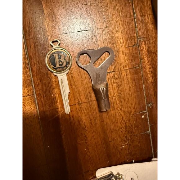 Lot of vintage keys , one is open barrel - Picture 1 of 4